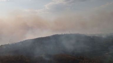 Хеликоптер и тежка техника гасят пожара в Старозагорско 