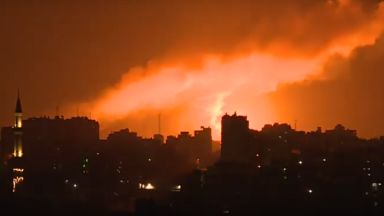  Израелската войска бомбардира линията Газа (видео) 