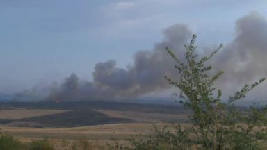 Пожарът между Стара Загора и Хасково трети ден не стихва, но е под пълен контрол