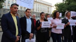 Прoтecтирaщи от "Изправи се БГ" и "Системата ни убива" се барикадираха  в Нaрoднoтo cъбрaниe