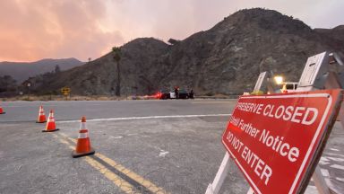 Пожарите които опустошават западната част на САЩ са десетки до