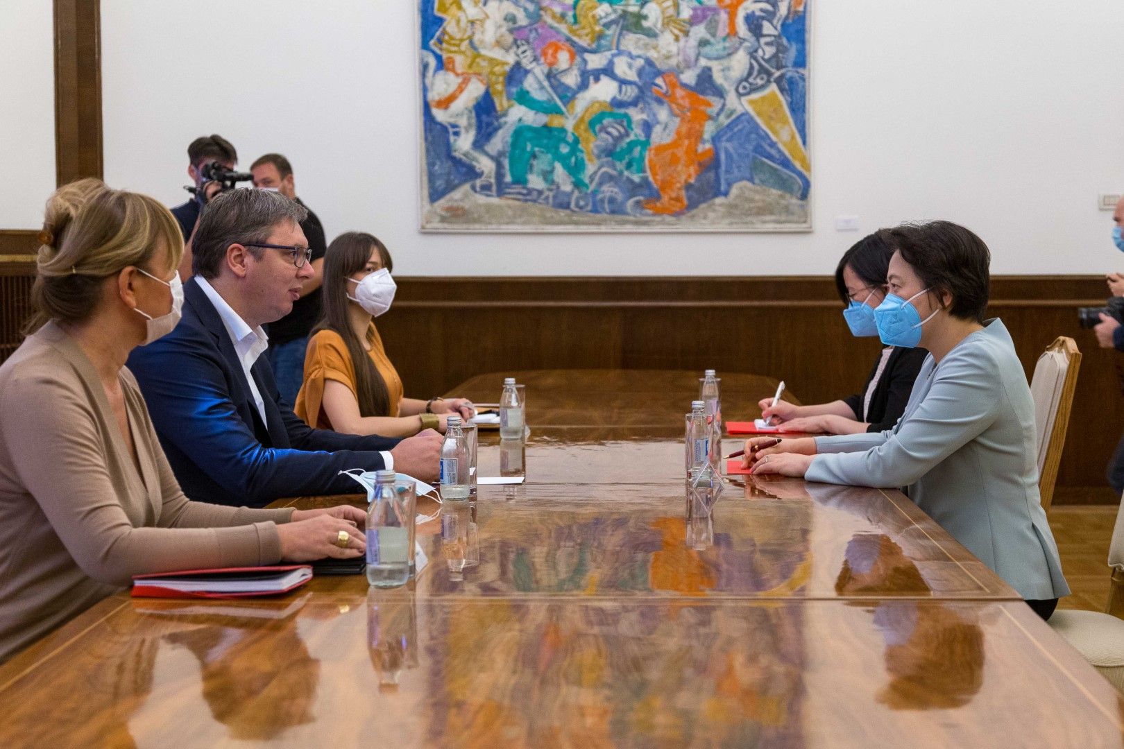Сръбският президент Александър Вучич разговаря с китайския посланик в Белград Чен Бо на 11 септември