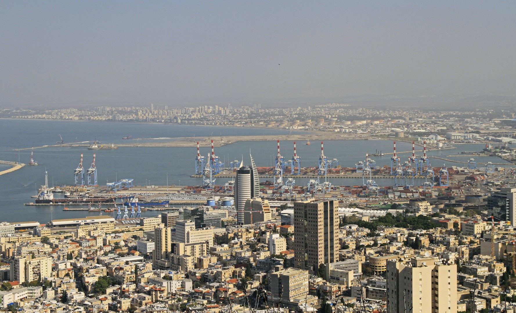 Хайфа е един от двата основни морски терминала на Израел наред с Ашдод