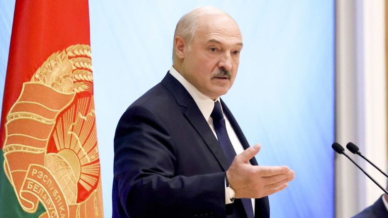 Лукашенко: Умните хора купуват телефони с бутони