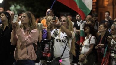 70 ата вечер на протести в София започна със събирането на