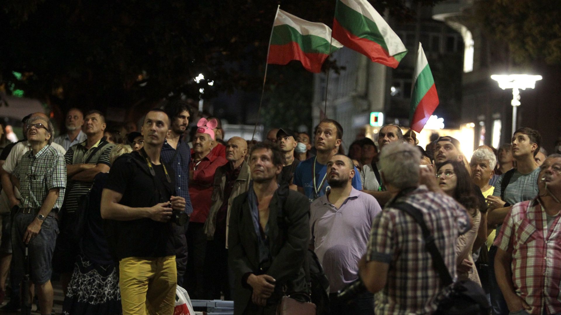 72-ра вечер на антиправителствен протест - в София няма блокирани кръстовища