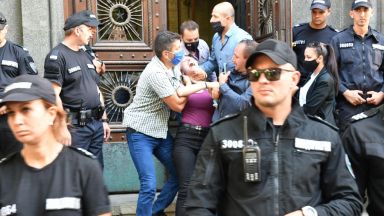 Служители на НСО извеждат майките на деца с увреждания и