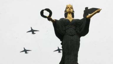 Мъж се опита да "превърже" очите на статуята Света София в столицата