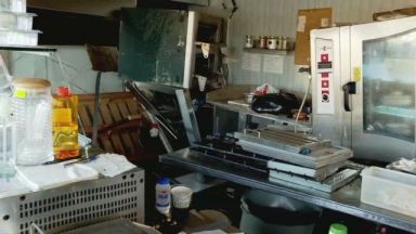 Мъж е с 35 изгаряния след като автомобил се вряза