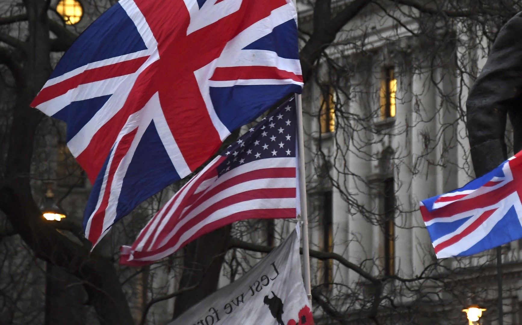 31 януари 2020 г. Привърженици на Брекзит Brexit държат британски и американски знамена по време на митинг в Лондон