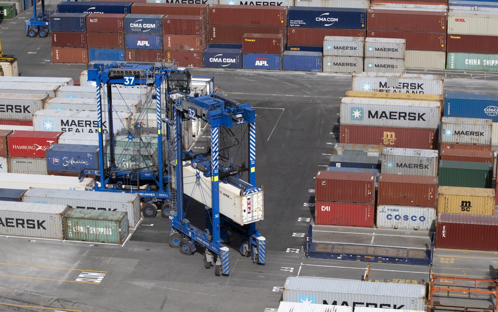 Местят контейнери за стоки на пристанище Литълтон край Крайстчърч, Нова Зеландия, 17 септември. Брутният вътрешен продукт на Нова Зеландия се е свил с 12,2 на сто през второто тримесечие