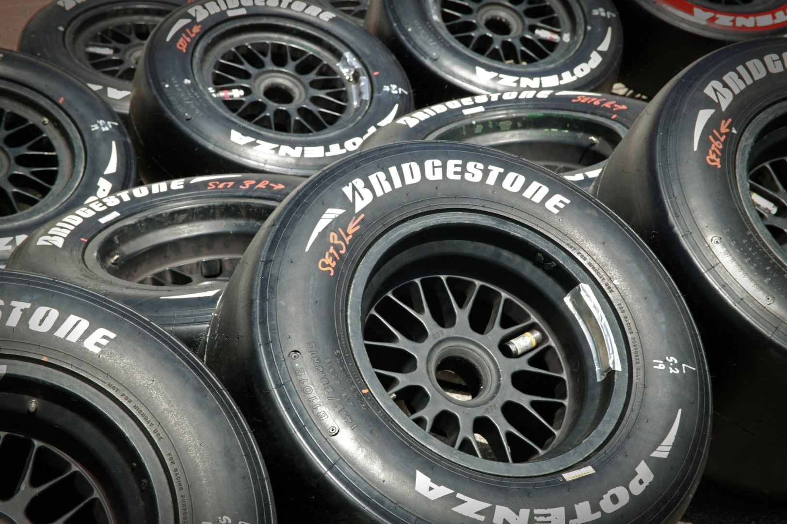 Във френския завод за автомобилни гуми на Бриджстоун работят 863 души