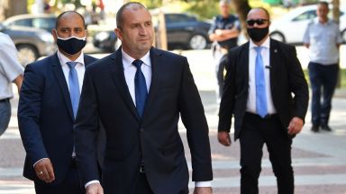 С плакати Оставка и Радев вън групичка протестираща посрещна президента