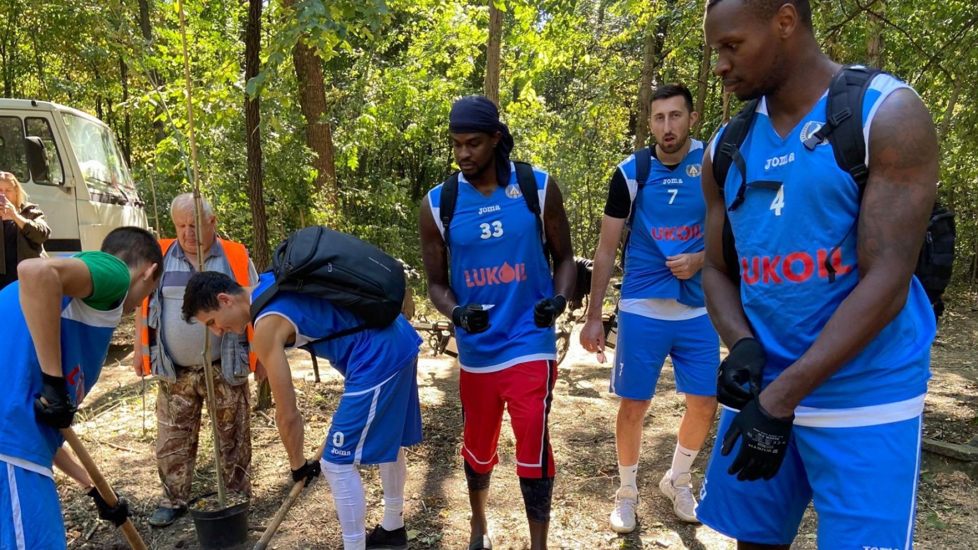 Баскетболистите на "Левски Лукойл" дадоха пример с лопати в ръце (снимки)