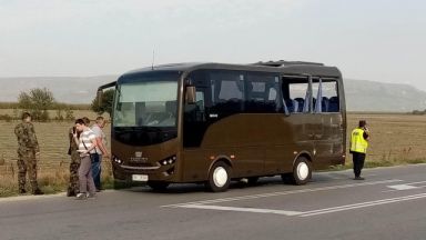 Автобус с военни катастрофира в Шуменско, двама са в болница