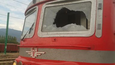 Машинисти пострадаха, след като вандал счупи челното стъкло на движещ се влак