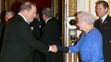 Кралица Елизабет Втора отне от Харви Уайнстийн присъдения му Орден на британската империя