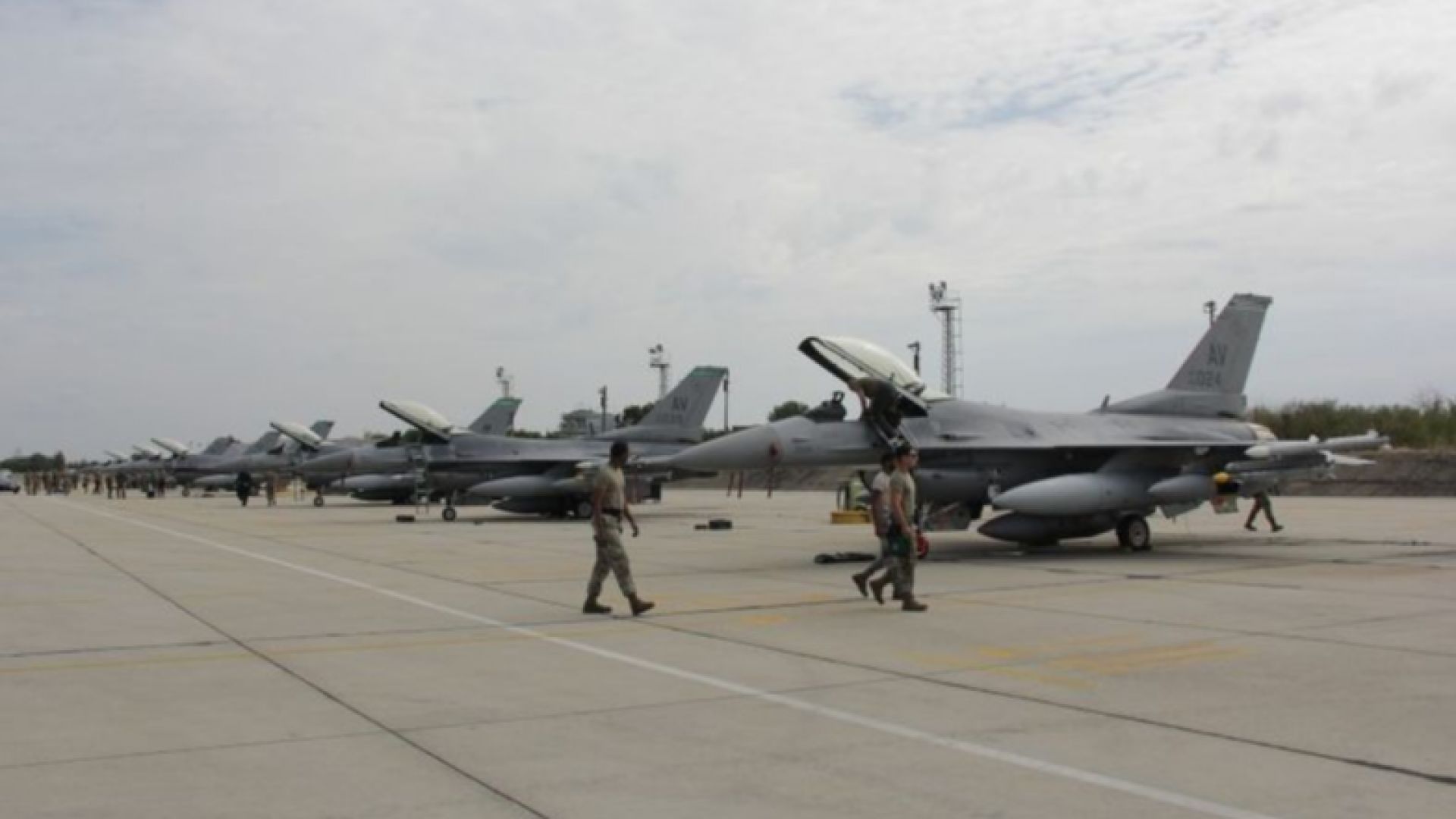 Американските екипажи на F-16 кацнаха на летище "Граф Игнатиево" 