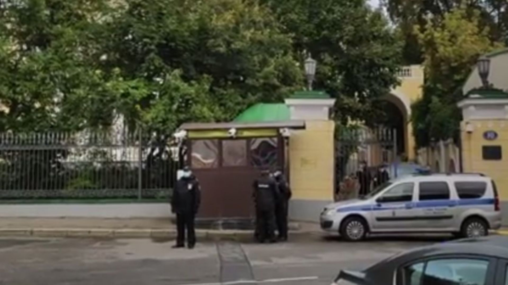 Руснак проникна с кола в резиденцията на посланика на САЩ в Москва