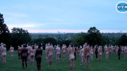 Малки (голи) жертви в името на изкуството (видео)