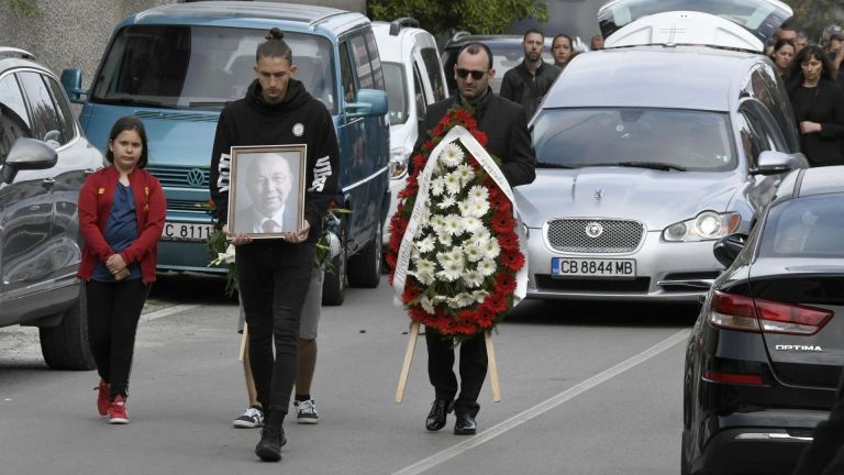 Стотици опечалени дойдоха на погребението на Симеон Пешов в Белчин,