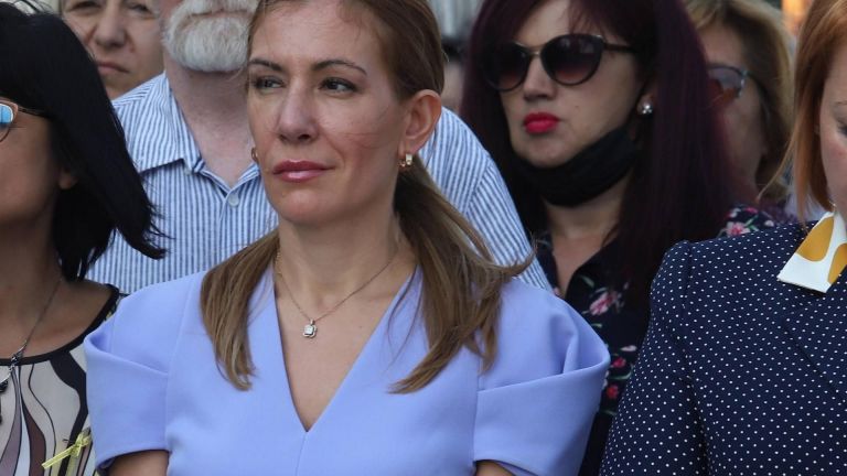 Носът на бившата министърка на туризма Николина Ангелкова е опериран