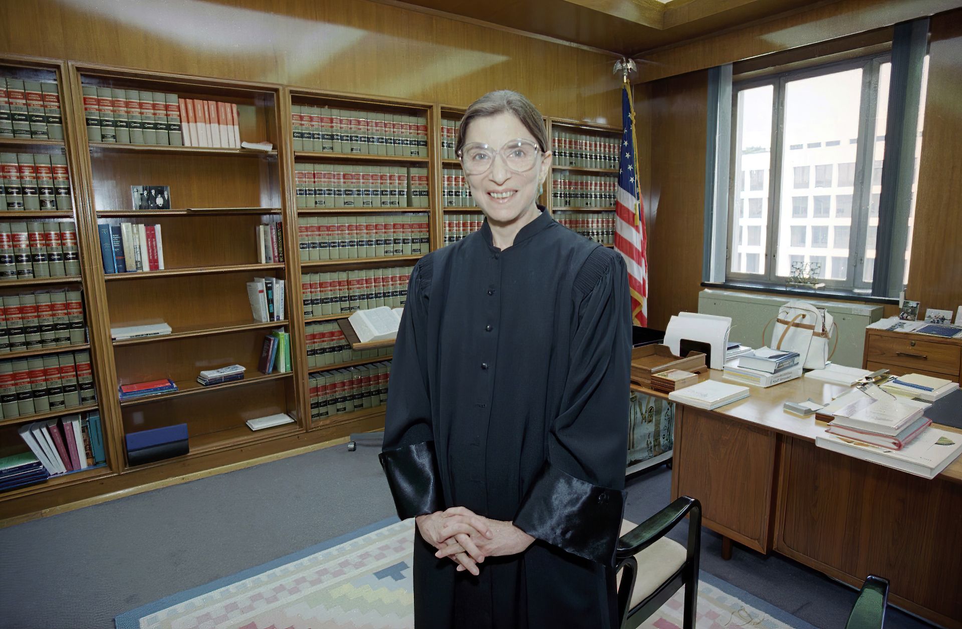 Рут Гинзбург в кабинета си през 1993 г.