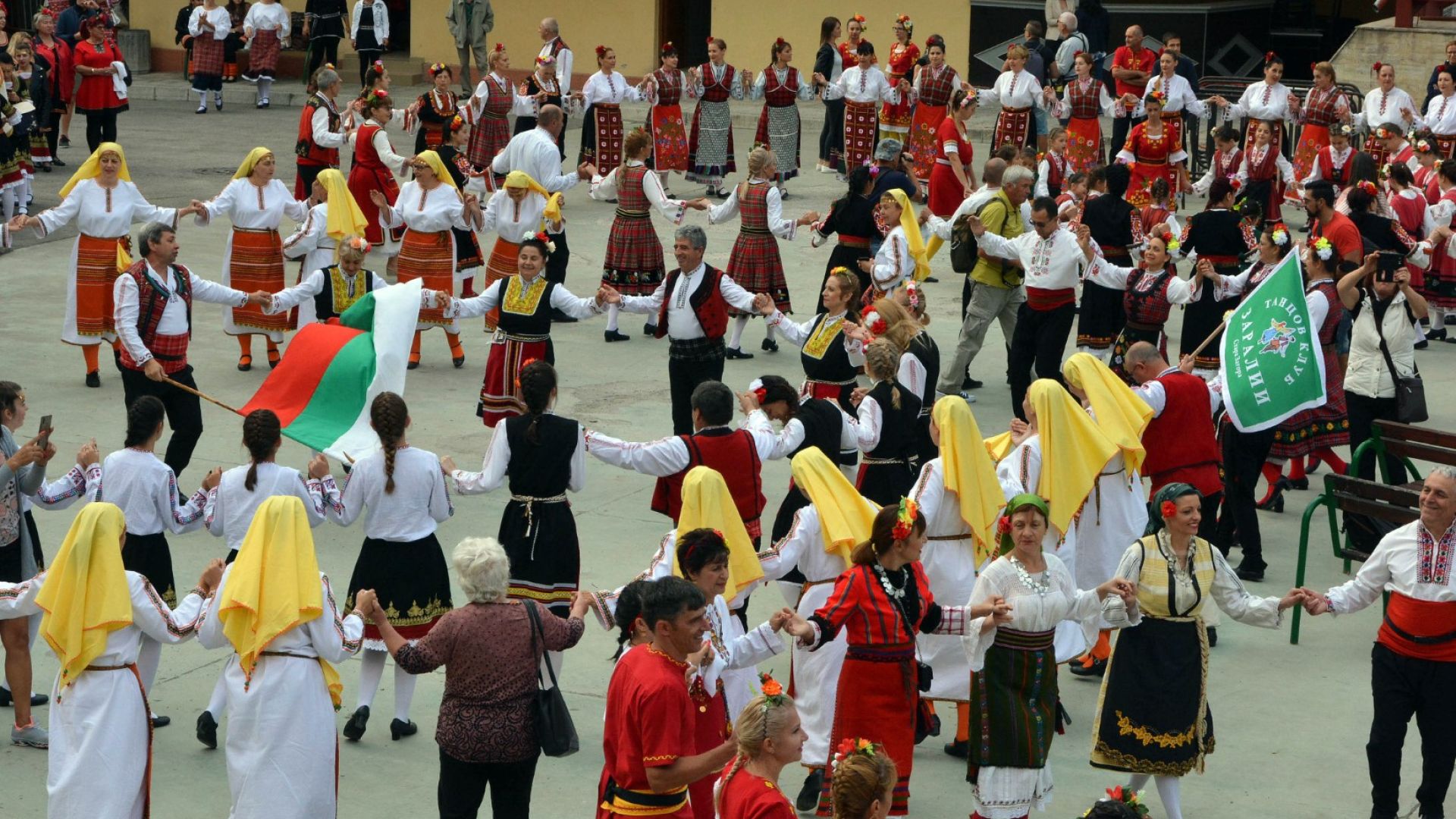 Стотици танцьори се събраха на "Хайдушка софра" в Хасково (снимки)