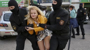 Сблъсъци и десетки задържани жени в Минск (снимки)