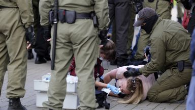 Беларуската полиция е задържала днес десетки протестиращи в центъра на
