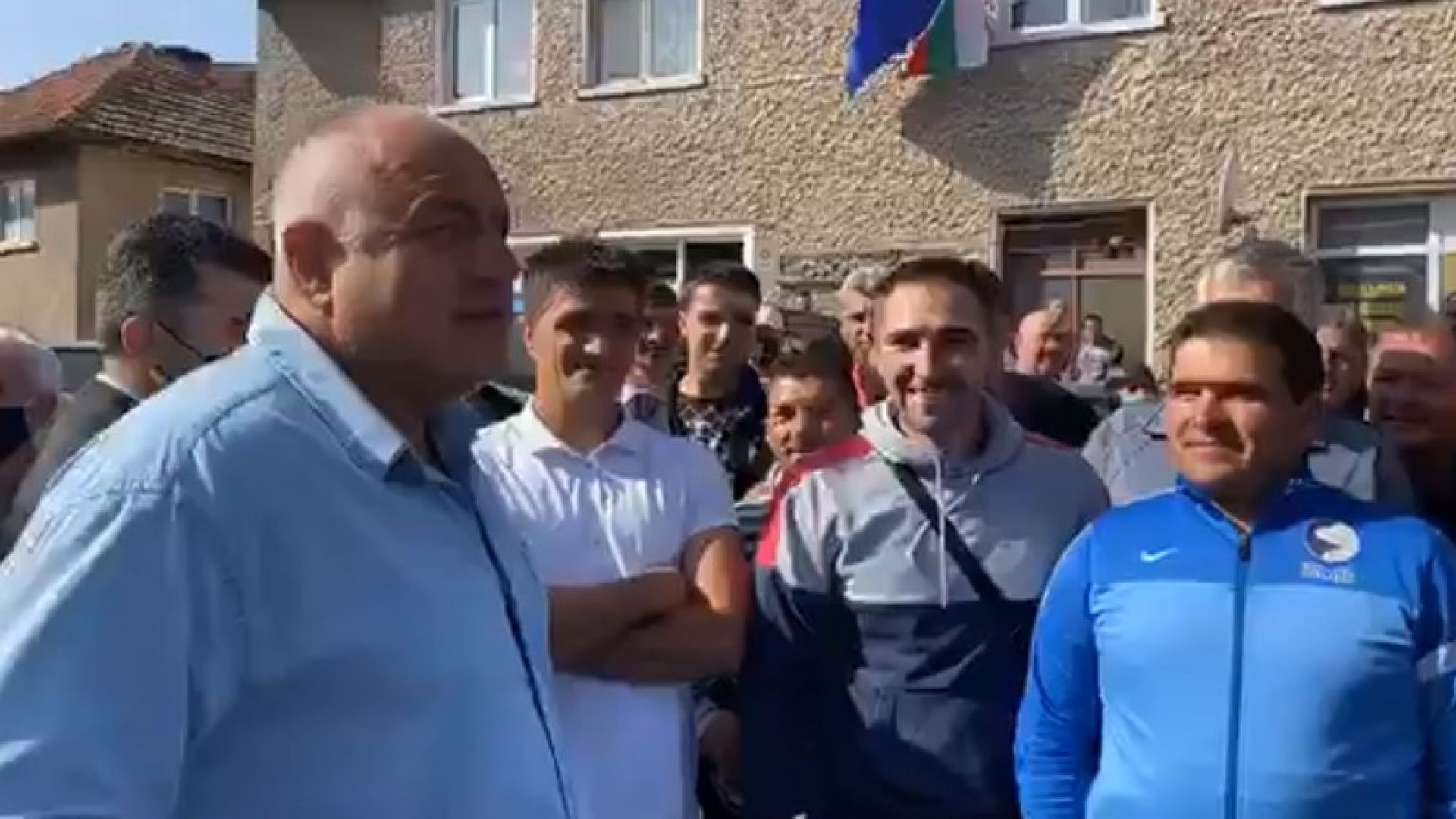 Борисов с джипа във Велинградско: Ето къде са парите, милиардите са у хората (видео)