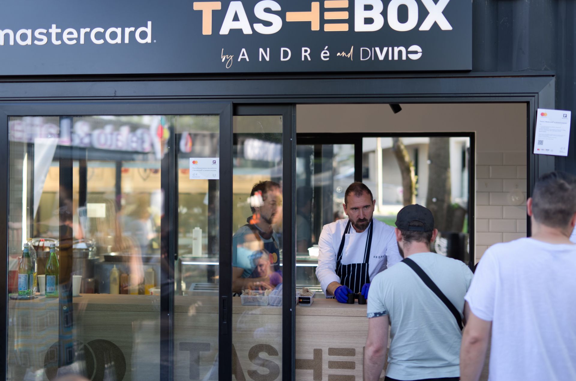 Mastercard TasteBox или Кулинарната кутия, както я нарича, е замислена като Gastro Pub и предлага интересна и разнообразна модерна street храна, съчетана с избрани български вина – внимателна селекция от DiVino