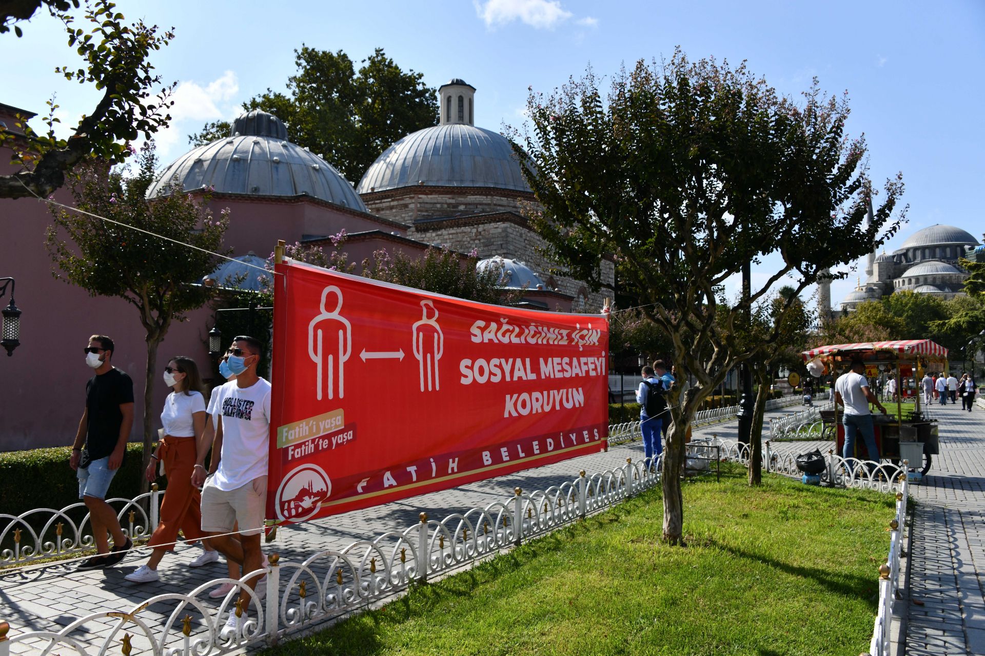 Пандемията стопи туристите в Истанбул