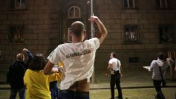 75 дни протест: Демонстрантите се "въоръжиха" с яйца и домати (снимки)
