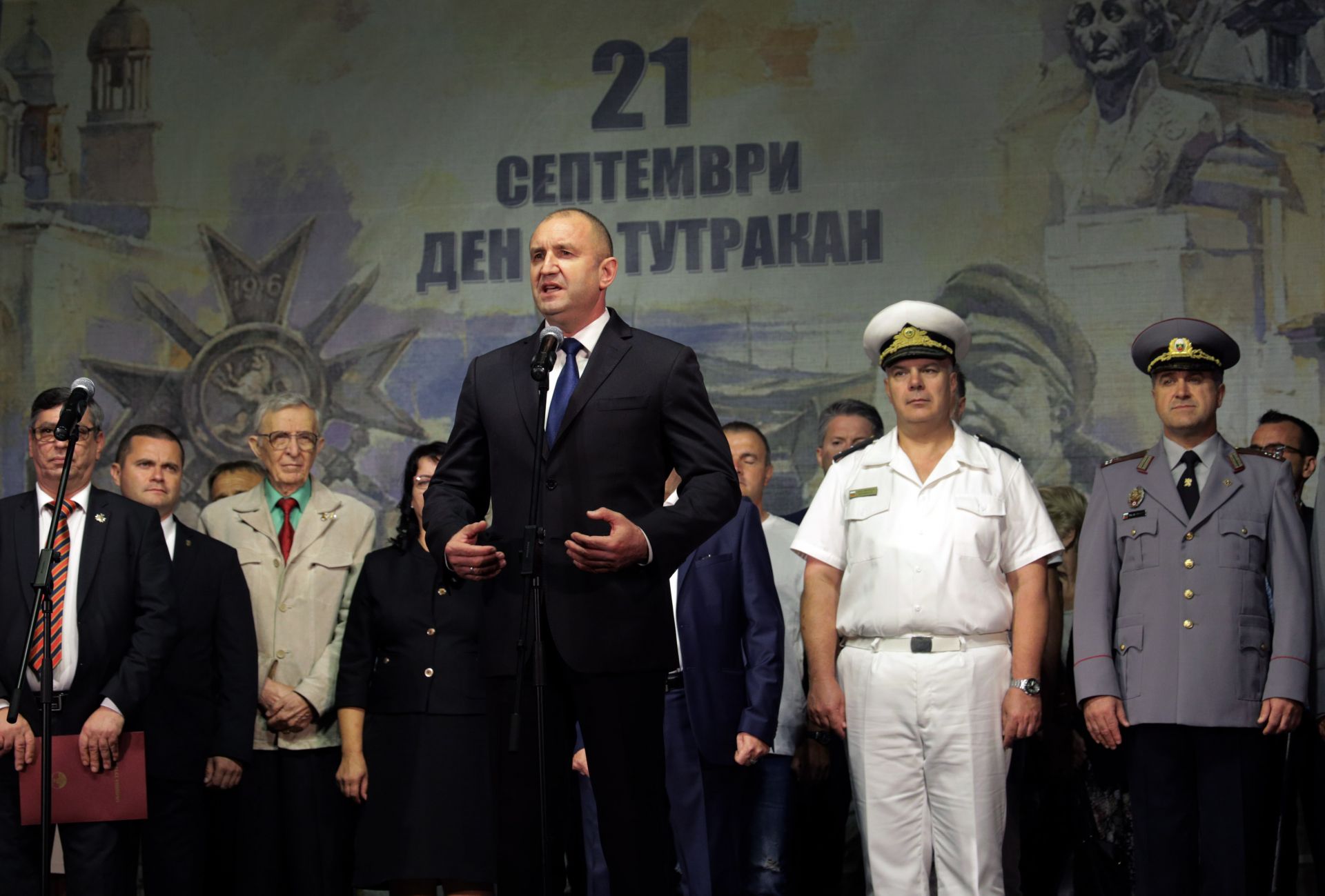 В парк "Христо Ботев" президентът прие почетния строй на представителните части на Военноморските сили