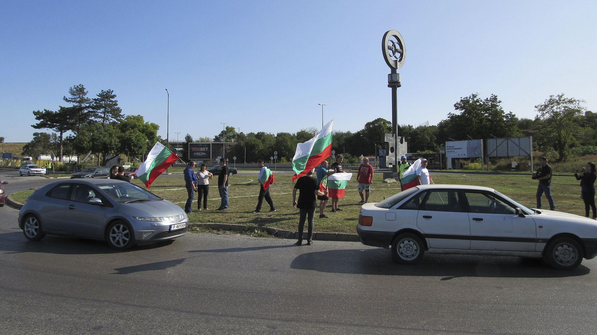 Първа блокада на празника: Протестиращи спряха движението към "Дунав мост" (снимки)