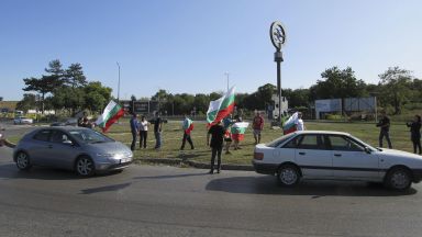 Протестиращи срещу управлението на страната блокираха с осем автомобила движението