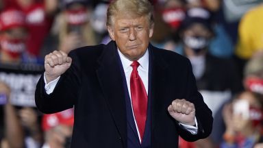 Американският президент Доналд Тръмп се разтанцува на предизборна проява в