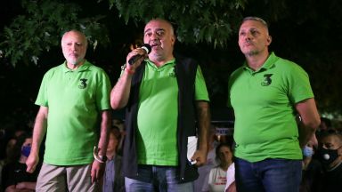 За 104 та поредна вечер протестиращи се събраха пред президентството и