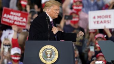 Милиардерът Майкъл Блумбърг баскетболните звезда Леброн Джеймс и Майкъл Джордан