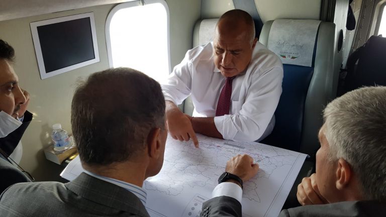 Министър-председателят Бойко Борисов се качи на хеликоптер за поредна инспекция.