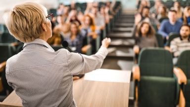 За преминаване на студентите от онлайн към присъствена форма на