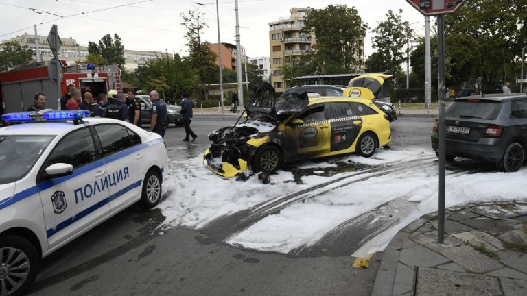 Такси пламна, след като се удари с трамвай на булевард