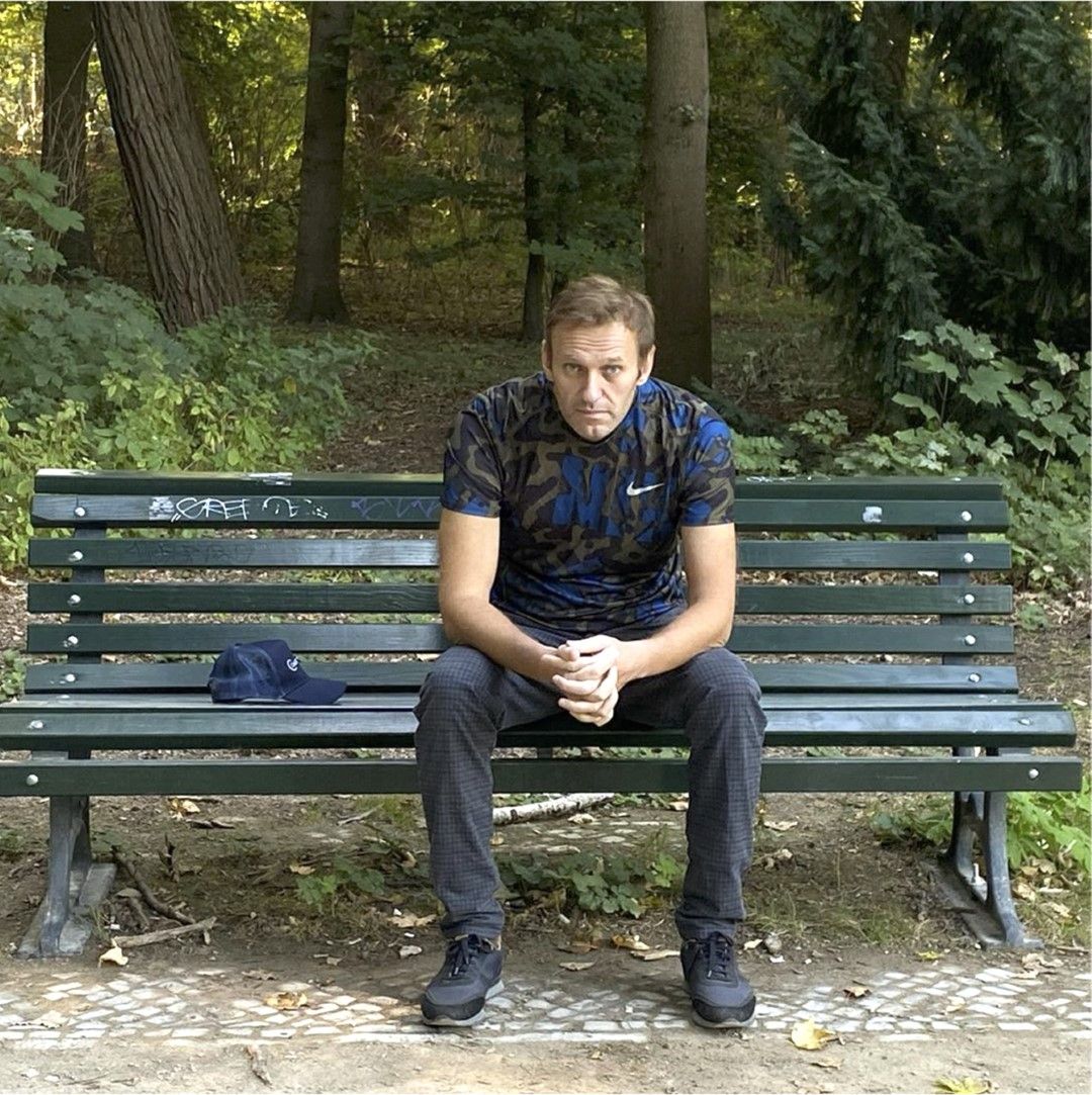  Алексей Навални разгласява профила си в Инстаграм своя фотография седнал на скамейка, откакто бе изписан от болница в Германия 