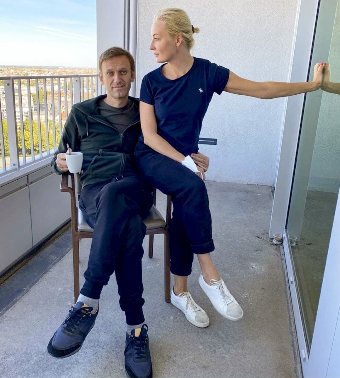 Алексей Навални публикува профила си в Инстаграм своя снимка, на която е със съпругата си Юлия на тераса в болницата в Берлин