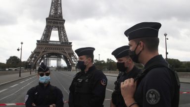 Айфеловата кула в Париж беше евакуирана заради бомбена заплаха предаде