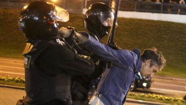 Полицията използва водни оръдия и започна да арестува демонстранти излезли