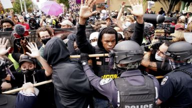 Двама полицаи бяха ранени с огнестрелно оръжие в американския град