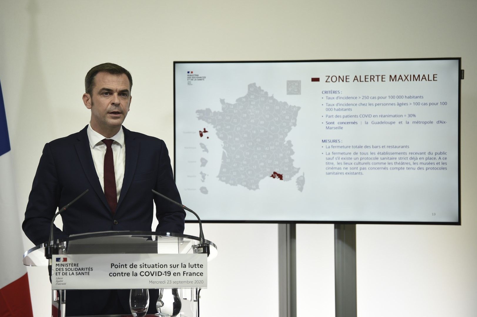 Здравният министър на Франция Оливие Веран показва карта, на която е отбелязан района на Марсилия, тежко засегнат от коронавируса