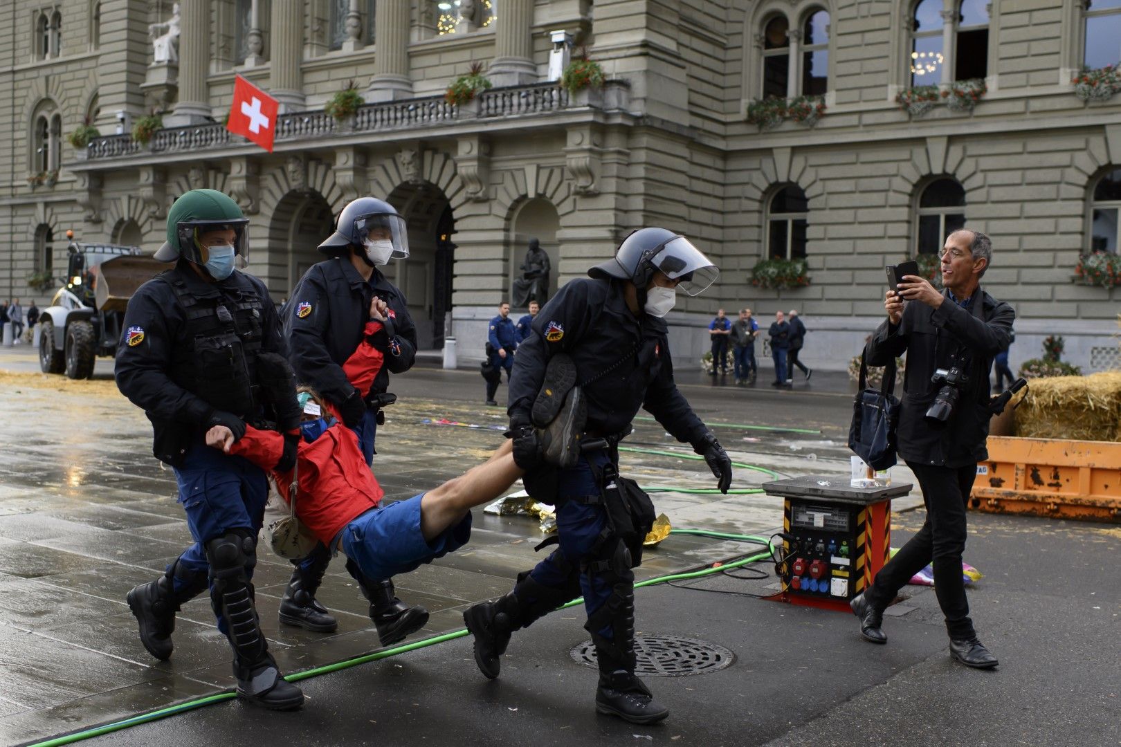 Полицията евакуира климатичните активисти пред сградата на швейцарския парламент по време на "Седмицата на действие", Берн, 23 септември